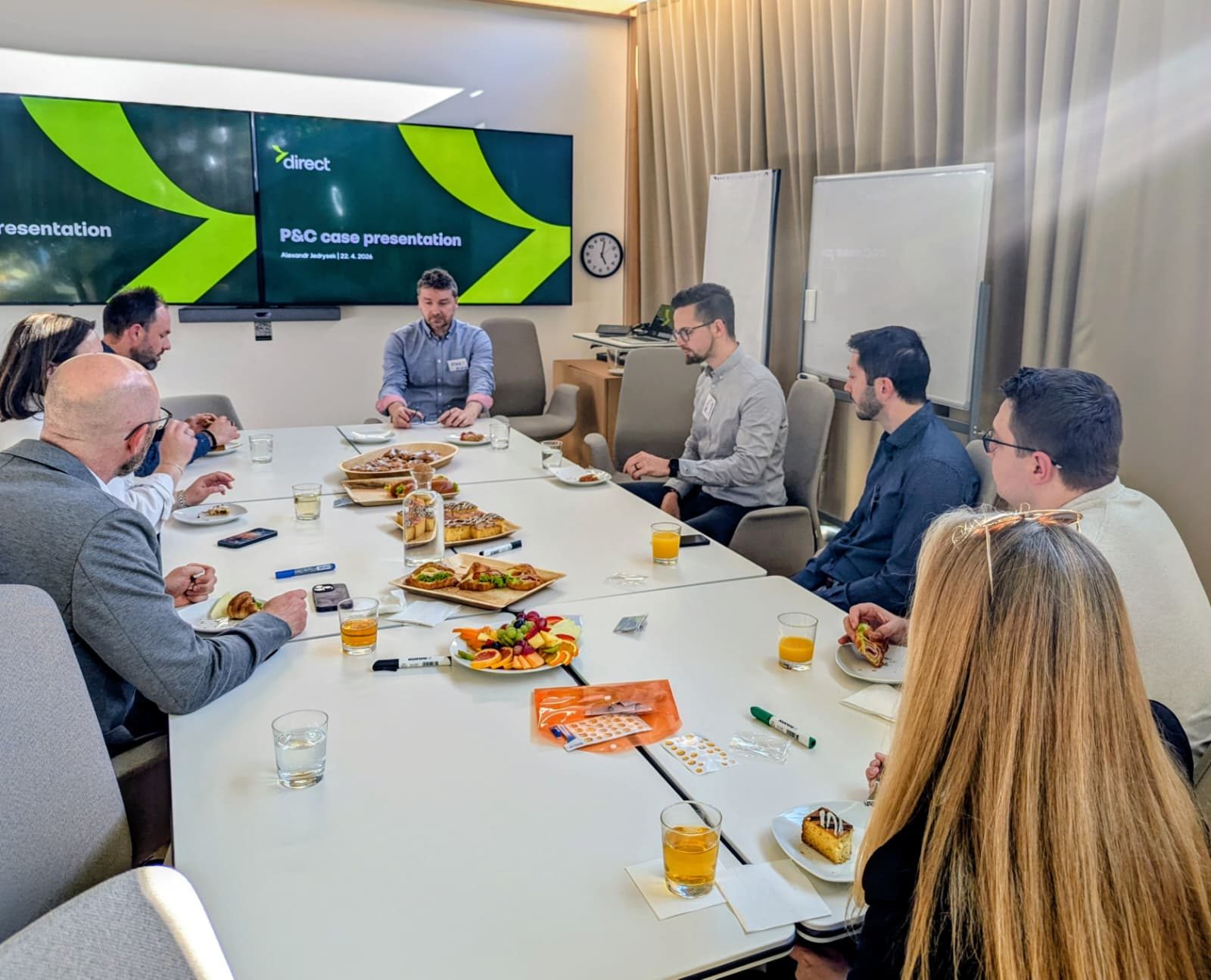 Účastníci workshopu diskutují u stolu